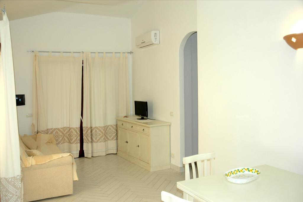 Holiday Homes Stella Marina San Teodoro  Ruang foto